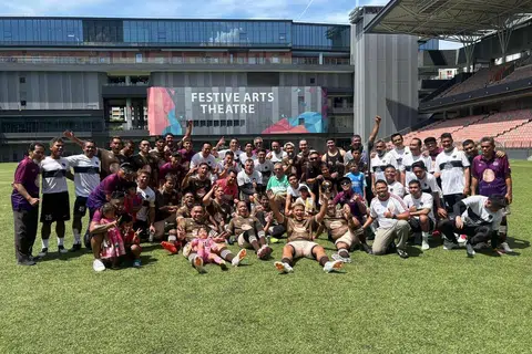 Rakan-rakan dan bekas rakan sepasukan Rezal Hassan (tengah, berbaju hijau), berkumpul untuk perlawanan bola sepak amal antara pasukan sosial Sporting Tampines dengan Kelab Sukan Dramatis Singapura di Our Tampines Hub pada 18 April.