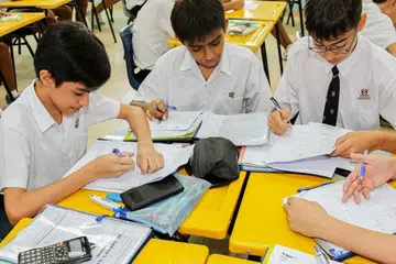 TUNJUK KELAKONAN LEBIH BAIK: Golongan pelajar Singapura mencatatkan kelakonan lebih baik berbanding purata pelajar daripada negara-negara Pertubuhan Kerjasama dan Pembangunan Ekonomi (OECD) dalam tiga aspek penilaian utama iaitu membaca, matematik dan sains. Mereka antara 6,676 pelajar berumur 15 tahun - sebahagian besar di peringkat menengah empat - yang menyertai ujian penilaian setiap tiga tahun itu. - Foto fail