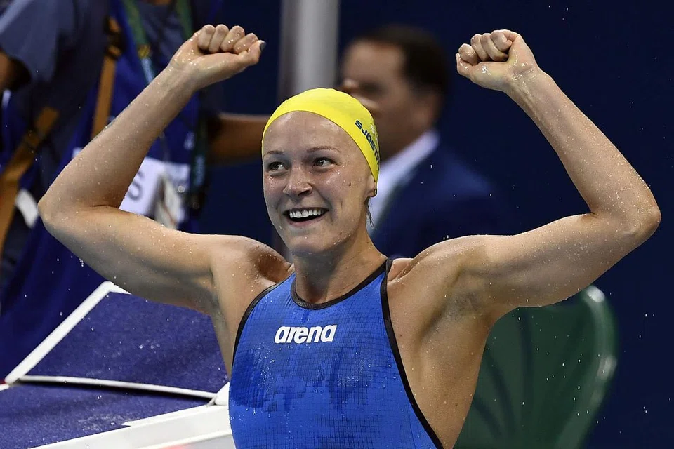 EMAS DAN REKOD DUNIA: Sarah Sjostrom memenangi emas pertama renang bagi negaranya, Sweden, dengan satu rekod dunia.
