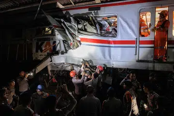 GAMBAR FAIL: Anggota penyelamat menjalankan operasi di lokasi nahas selepas sebuah kereta api penumpang merempuh gerabak belakang kereta api komuter di Stesen Bekasi Timur, Indonesia, pada 28 April 2026. Polis Indonesia pada 29 September mendakwa pemandu kereta api terbabit atas tuduhan gagal membrek lebih awal dalam nahas yang meragut 16 nyawa wanita.