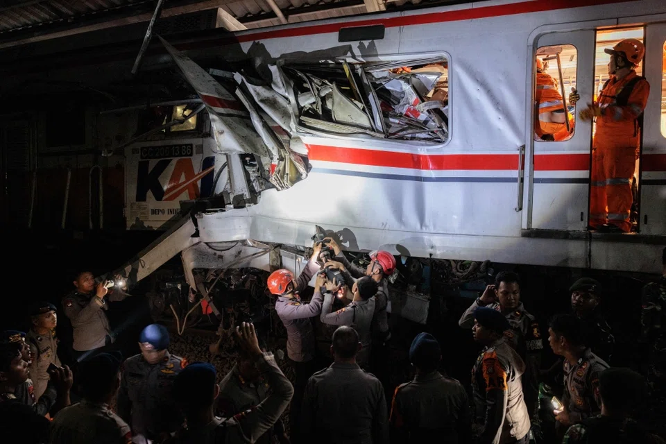 GAMBAR FAIL: Anggota penyelamat menjalankan operasi di lokasi nahas selepas sebuah kereta api penumpang merempuh gerabak belakang kereta api komuter di Stesen Bekasi Timur, Indonesia, pada 28 April 2026. Polis Indonesia pada 29 September mendakwa pemandu kereta api terbabit atas tuduhan gagal membrek lebih awal dalam nahas yang meragut 16 nyawa wanita.
