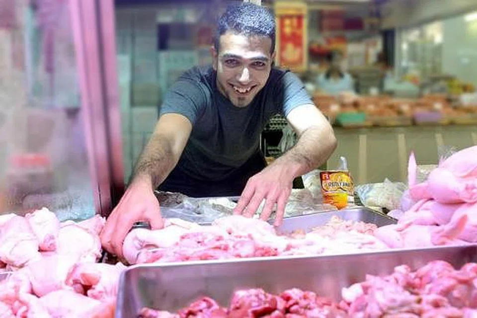 BELI CARA TRADISIONAL: Encik Abdul Aleem berharap pasar basah dapat kekal relevan pada masa 50 tahun akan datang. - Foto TAUFIK A. KADER