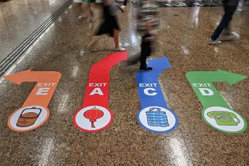 KENANGAN BOLEH MERANGSANG OTAK: Inisiatif di stesen MRT Chinatown bagi membantu penghidap demensia dan warga emas sampai ke pintu keluar yang harus mereka tuju dengan selamat. Ia melibatkan penggunaan item nostalgia berkod warna untuk membimbing mereka menuju ke pintu keluar masing-masing, kerana kajian menunjukkan kenangan membantu dalam merangsang bahagian otak yang berurusan dengan ingatan jangka panjang dan kognisi. - Foto fail