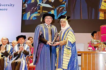 SUMBANGAN MELUAS: Presiden Halimah Yacob yang juga Canselor NUS telah menganugerahkan Doktor Kehormat kepada pengasas dan CEO Ho Bee Group, Encik Chua Thian Poh, atas sumbanganya kepada masyarakat serta kemajuannya dalam meraih ilmu dan pengetahuan, yang telah memberi manfaat kepada Singapura. - Foto CMG
