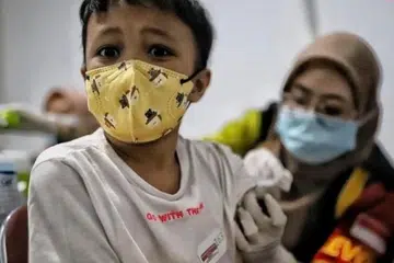 Seorang kanak-kanak menerima suntikan Imunisasi Tindak Balas Wabak (ORI) dalam usaha mengekang penularan campak, ketika kes penyakit itu meningkat di beberapa wilayah Indonesia, khususnya di Sulawesi Selatan. 