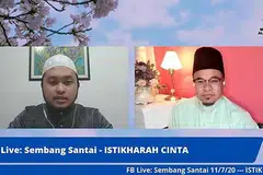KUPAS ISU: Ustaz Mohd Faizal Wahab (kiri) dan moderator Ustaz Muhd Syafi Abdul Latif membincangkan tentang solat sunat istikharah dalam kuliah dalam talian, "Sembang Santai - Istikharah Cinta", anjuran Masjid Al-Khair baru-baru ini. - Foto MASJID AL-KHAIR