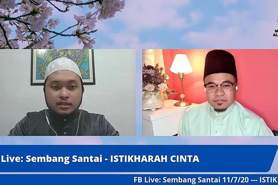 KUPAS ISU: Ustaz Mohd Faizal Wahab (kiri) dan moderator Ustaz Muhd Syafi Abdul Latif membincangkan tentang solat sunat istikharah dalam kuliah dalam talian, "Sembang Santai - Istikharah Cinta", anjuran Masjid Al-Khair baru-baru ini. - Foto MASJID AL-KHAIR