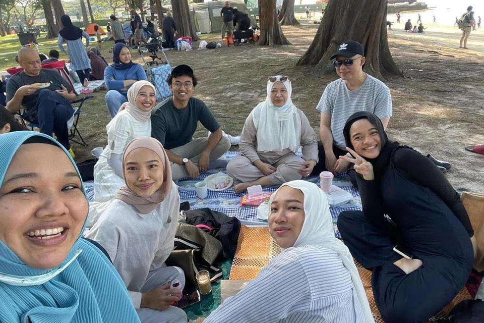 MERIAH BERKUMPUL: Lebih 40 anggota keluarga Cik Nur Aliah (duduk depan, tiga dari kiri) berkelah dan meluangkan masa bersama dengan pelbagai aktiviti di pantai East Coast. - Foto ihsan NUR ALIAH MOHAMMAD ALI
