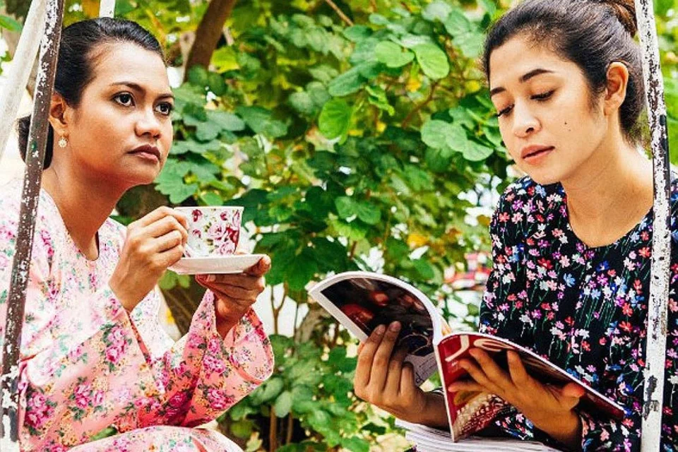 JUMLAH PENONTON SAHAJA TIDAK MENCUKUPI: Lebih banyak usaha bagi merancakkan seni persembahan seperti teater Madu Dua oleh Teater Ekamatra yang dijayakan Siti Hajar Abdul Ghani (kiri) dan Munah Bagharib perlu digerakkan kerana sambutan menggalakkan daripada penonton sahaja tidak cukup bagi membangun sektor persembahan yang dinamis. - Foto TEATER EKAMATRA
