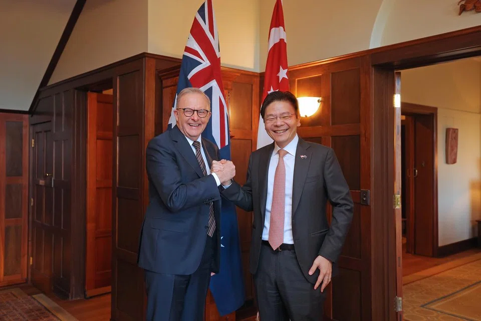 Perdana Menteri, Encik Lawrence Wong (kanan) dan rakan sejawatnya dari Australia, Encik Anthony Albanese di Canberra, Australia pada 7 Oktober 2025. 
