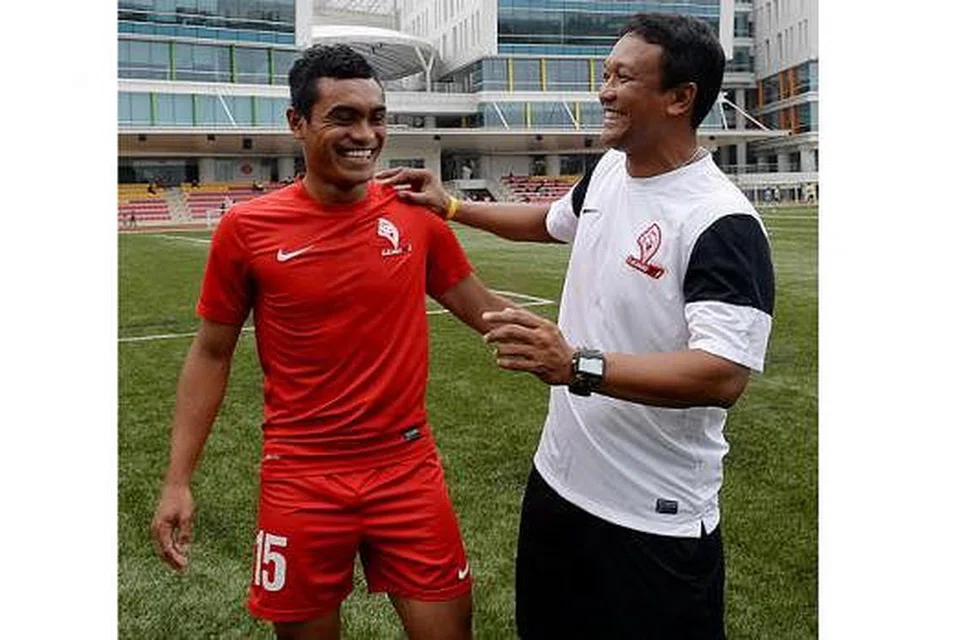 BERGANDING: Sufian Anuar bersama Fandi Ahmad di ITE Ang Mo Kio semalam.