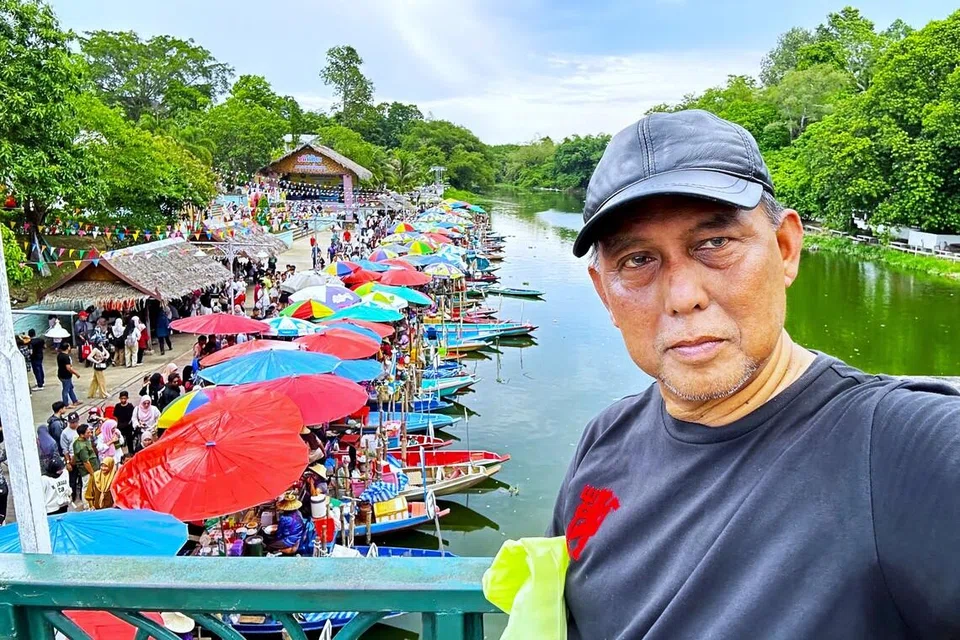 Penulis, Encik Sahari Sariman berkunjung ke Khlong Hae Floating Market di Hat Yai.