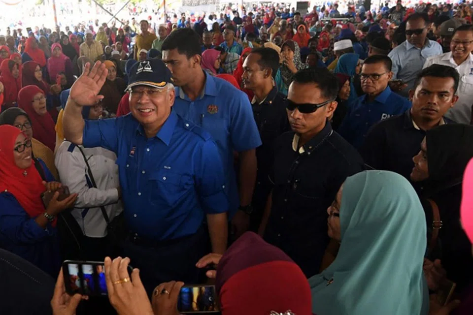 MAKIN HAMPIR: Ketibaan Perdana Menteri Datuk Seri Najib Tun Razak di Padang Awam, FELDA Kumai, Bera disambut oleh ribuan penduduk kawasan itu. - Foto KOSMO ONLINE