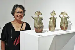 Dr Suriani Suratman bersama arca seramiknya ‘Lenggang lenggok’.