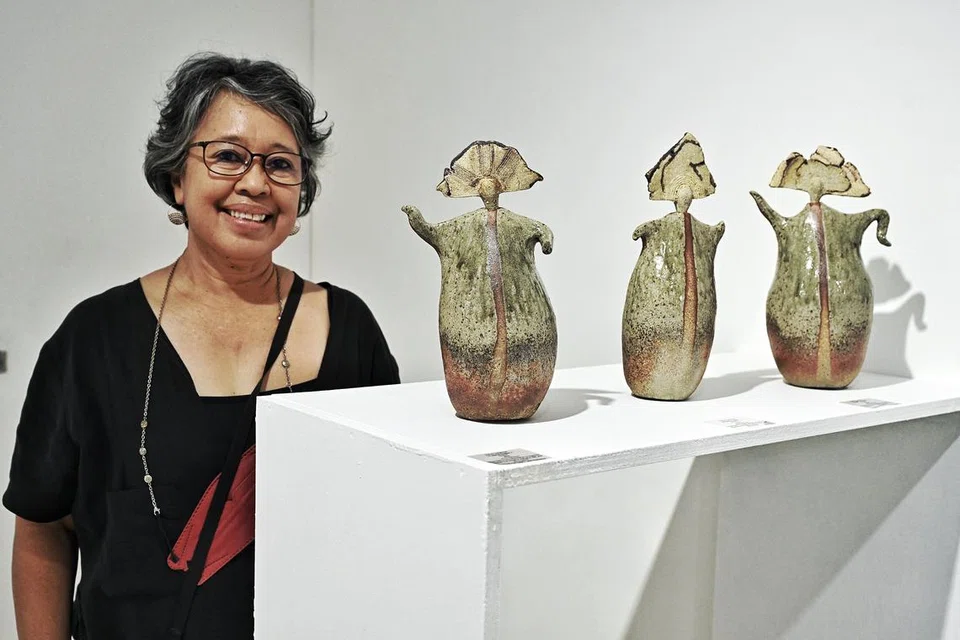 Dr Suriani Suratman bersama arca seramiknya ‘Lenggang lenggok’.