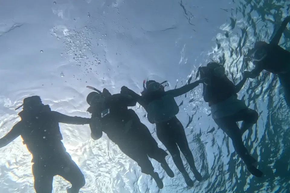 Penulis bersama ahli keluarga merakam kenangan unik di bawah permukaan air laut jernih Maldives