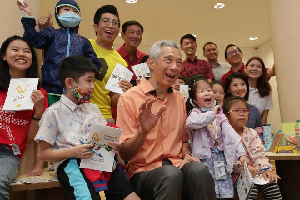 Perdana Menteri, Encik Lee Hsien Loong (depan, tiga dari kiri), berinteraksi dengan kanak-kanak yang menghadiri majlis ulang tahun ke-30 Majlis Bantuan Pembangunan Masyarakat Cina (CDAC) pada 18 September 2022.