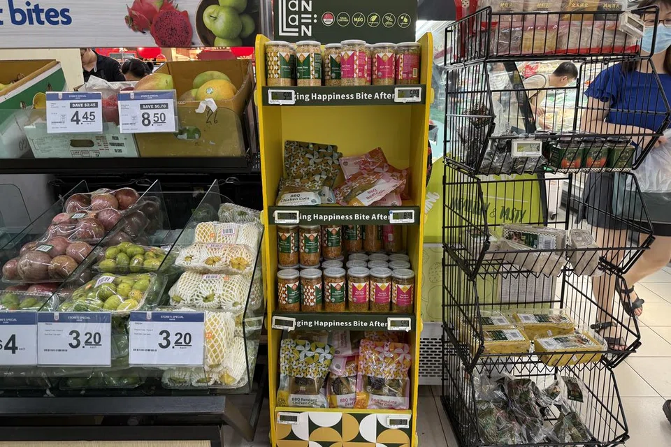 Di cawangan pasar raya FairPrice di Hillion Mall yang terletak di Bukit Panjang, Berita Harian (BH) menemui beberapa tawaran produk seperti Dendeng ayam koin, dendeng daging koin, serta serondeng rendang daging dan sambal ayam halal jenama Laaziiz yang disediakan khusus sempena Tahun Baru Cina.