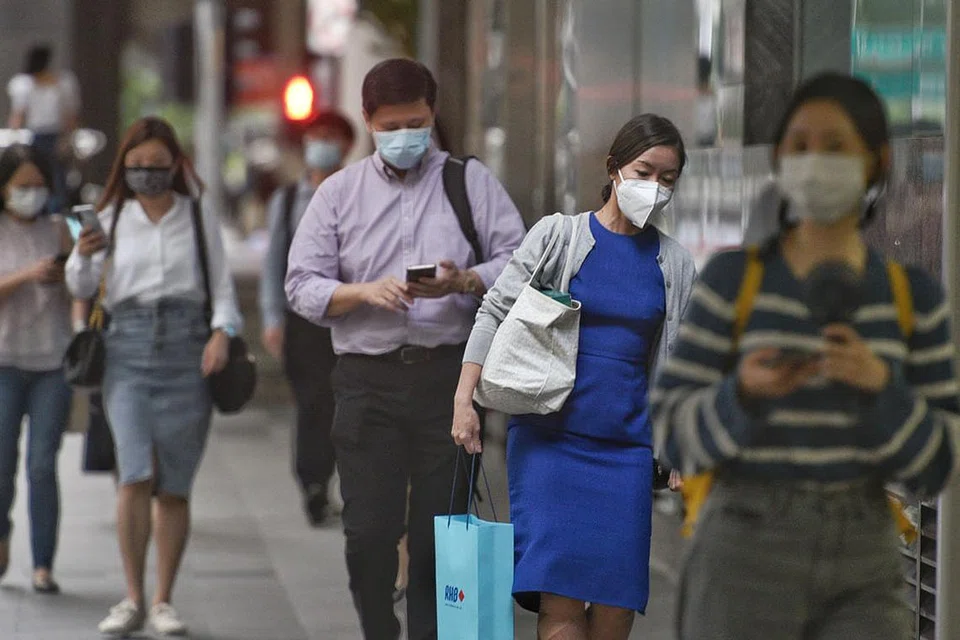 MENINGKAT: Kadar pengambilan pekerja keseluruhan tumbuh seramai 41,100 pekerja dalam suku pertama tahun ini, tidak termasuk pekerja domestik migran, kata Kementerian Tenaga Manusia (MOM). - Foto BH oleh DESMOND WEE