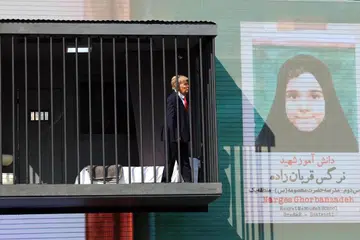 Seorang pelakon menyerupai Presiden Amerika Syarikat, Donald Trump, berada di sebalik jeriji besi dalam sebuah instalasi seni berbentuk sel penjara di Dataran Tajrish, Tehran, Iran, pada 26 Oktober 2026. Pameran itu berlangsung ketika kos peperangan Amerika terhadap Iran melonjak kepada AS$47.1 bilion ($60.25 bilion), dengan lebih 60 peratus perbelanjaan digunakan untuk bom, peluru berpandu dan pelbagai jenis senjata.