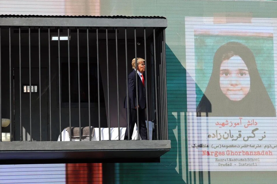 Seorang pelakon menyerupai Presiden Amerika Syarikat, Donald Trump, berada di sebalik jeriji besi dalam sebuah instalasi seni berbentuk sel penjara di Dataran Tajrish, Tehran, Iran, pada 26 Oktober 2026. Pameran itu berlangsung ketika kos peperangan Amerika terhadap Iran melonjak kepada AS$47.1 bilion ($60.25 bilion), dengan lebih 60 peratus perbelanjaan digunakan untuk bom, peluru berpandu dan pelbagai jenis senjata.