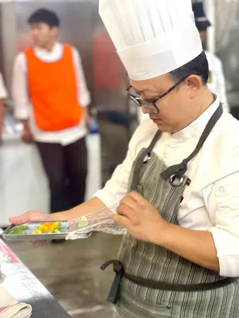 Cef Muhammad Imran Sani, memberi tumpuan sepenuhnya sewaktu pertandingan masak, ‘Battle of the Chefs’, di Spice Arena, Pulau Pinang pada 28 Jun.