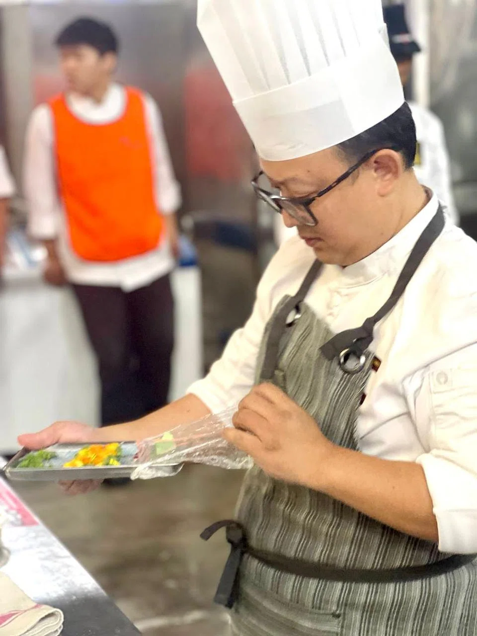 Cef Muhammad Imran Sani, memberi tumpuan sepenuhnya sewaktu pertandingan masak, ‘Battle of the Chefs’, di Spice Arena, Pulau Pinang pada 28 Jun.