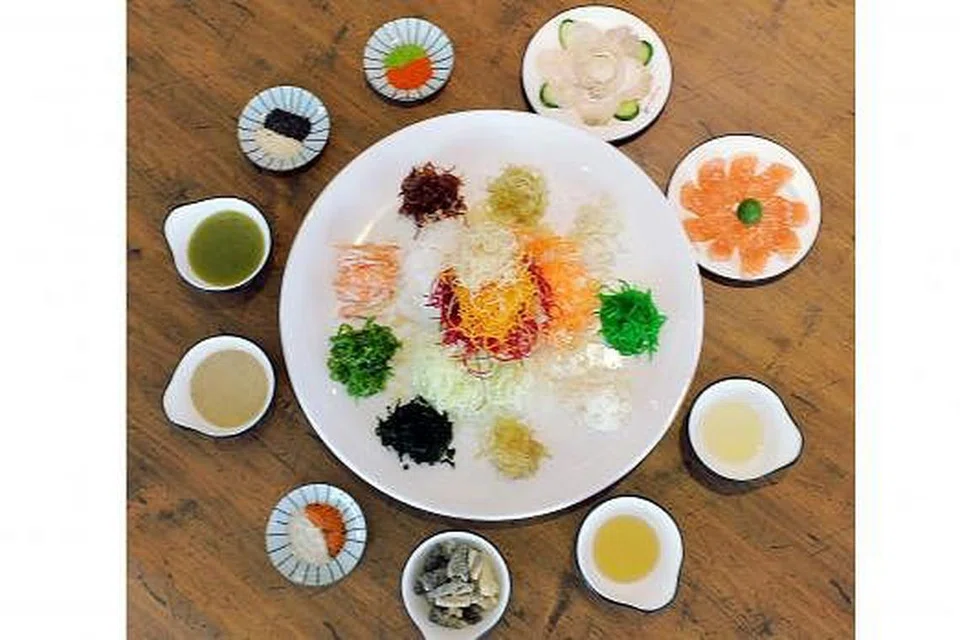 CUKUP LENGKAP: Antara makanan campuran yang disertakan bagi hidangan yusheng halal di restoran The Ramen Stall dan boleh dijamu oleh masyarakat Muslim pada Tahun Baru Cina. - Foto-foto KHALID BABA