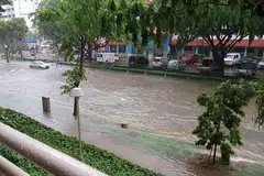 BANJIR KILAT: Banjir kilat melanda beberapa kawasan di Singapura menyusuli hujan lebat pada 11 November 2018. 