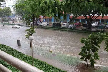 BANJIR KILAT: Banjir kilat melanda beberapa kawasan di Singapura menyusuli hujan lebat pada 11 November 2018. 