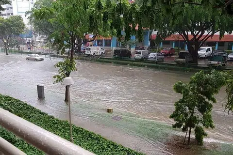 BANJIR KILAT: Banjir kilat melanda beberapa kawasan di Singapura menyusuli hujan lebat pada 11 November 2018. 