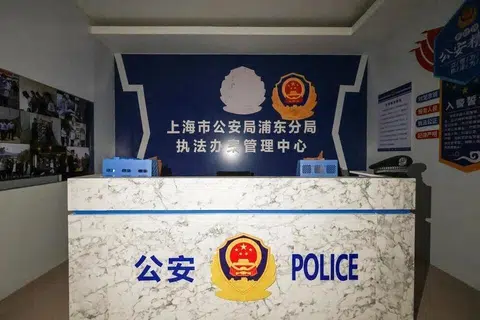 Satu bilik yang menyerupai balai polis China di dalam kompleks penipuan di O’Smach, Kemboja.