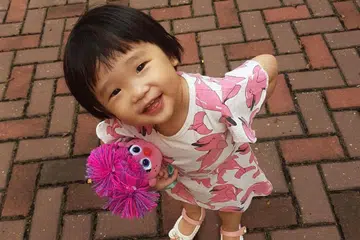 Megan Khung berusia empat tahun ketika didera oleh ibunya, Foo Li Ping, dan teman lelaki ibunya, Wong Shi Xiang, sebelum dia meninggal dunia akibat ditumbuk dengan kuat oleh Wong.