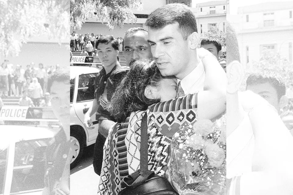Seorang penyokong memeluk Abbas Saad setelah beliau dijatuhi hukuman di mahkamah pada 1995.
