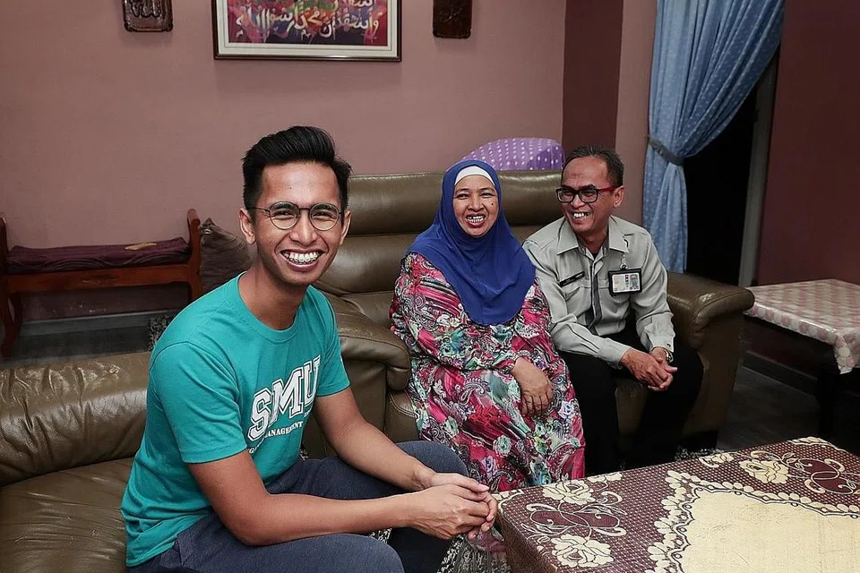 HARAPAN KELUARGA: Encik Zaid (kiri) tidak pernah mengeluh biar pun tidak semewah pelajar lain, malah kini menjadi amalannya menghabiskan masa di rumah di samping keluarga tercinta termasuk ibunya, Cik Noraini Ridzwan, dan bapanya Encik Rahim Ahmad semata-mata untuk berjimat. - Foto BH oleh KELVIN CHNG