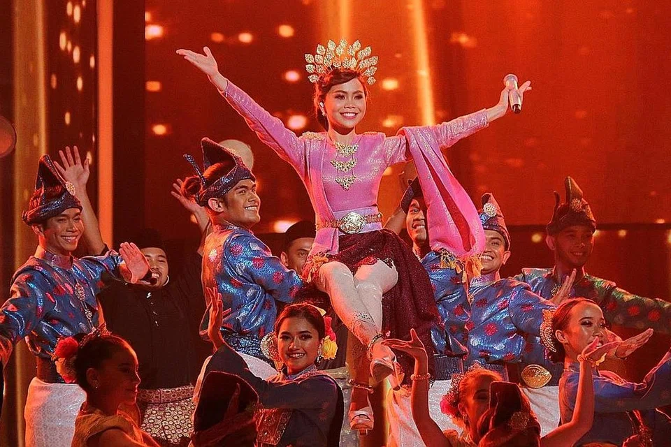 NIAT RINGANKAN BEBAN IBU: Wani Kayrie yang mengubah lagu rancak Nabila Razali, Pematah Hati, menjadi lagu tradisional berentak zapin bersungguh-sungguh mendalami ilmu seni demi bergelar penghibur berjaya buat membantu ibunya menyara hidup keluarga. - Foto BH oleh NUR HUMAIRA SAJAT