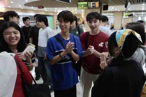  Pada hari ke-10 dan terakhir, para siswa Universiti Nasional Singapura (NUS) mengucapkan terima kasih mengikut adat orang Indonesia kepada siswa Universitas Brawijaya (UB) di Lapangan Terbang Antarabangsa Juanda, Surabaya.                              