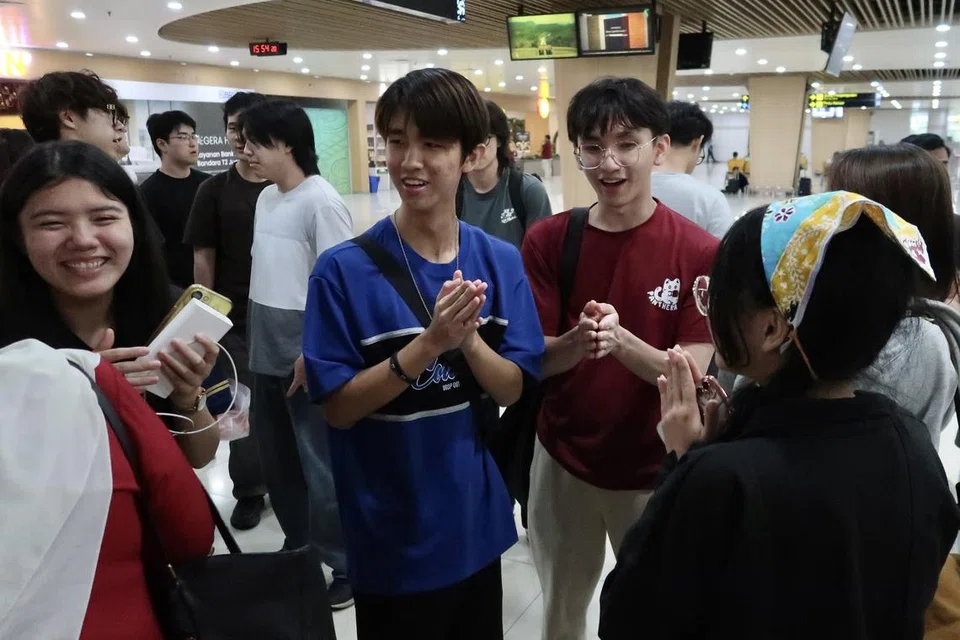  Pada hari ke-10 dan terakhir, para siswa Universiti Nasional Singapura (NUS) mengucapkan terima kasih mengikut adat orang Indonesia kepada siswa Universitas Brawijaya (UB) di Lapangan Terbang Antarabangsa Juanda, Surabaya.                              