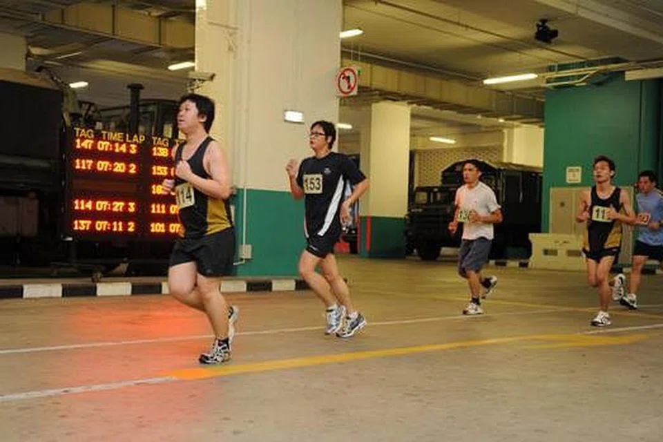 YANG BARU: Ujian IPPT akan merangkumi tiga stesen sahaja iaitu sit-up, push-up dan larian 2.4 kilometer (atas). - Foto FACEBOOK