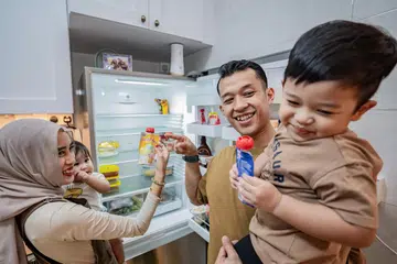 TAMBAH PENDAPATAN: Selain mempunyai pekerjaan sepenuh masa, Encik Andy Ahmad dan isteri, Cik Nuralifah Mohamed Yunos, menjalankan perniagaan bebas kecil-kecilan untuk menambahkan pendapatan keluarga di tengah-tengah kenaikan kos sara hidup. Bersama pasangan itu ialah anak mereka, Noah (didukung Encik Andy) dan Elea.