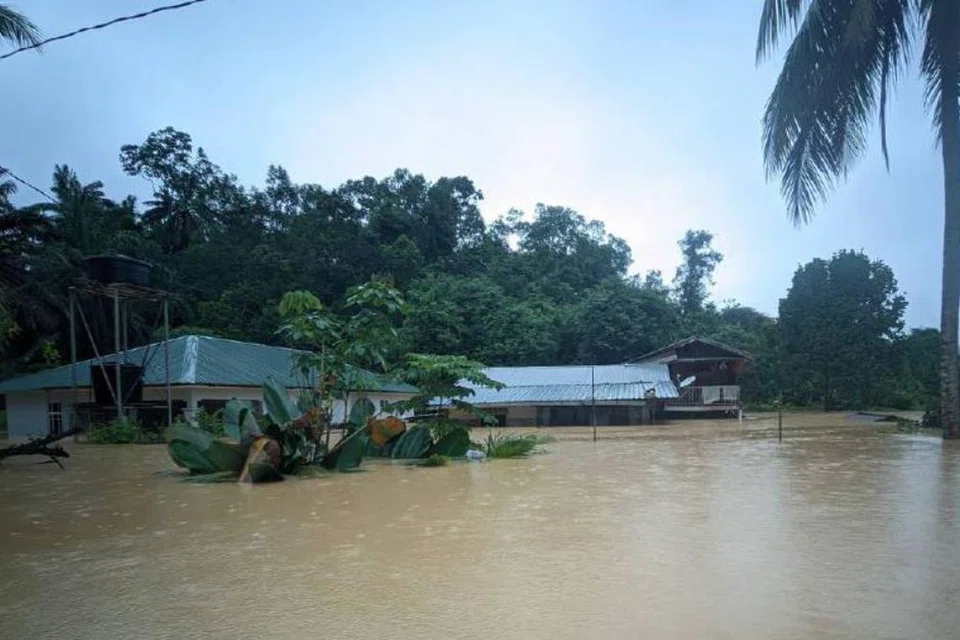 Keadaan rumah penduduk di Kelantan yang hanya menampakkan bumbung selepas ditenggelami banjir.