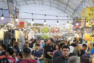 PENIAGA OPTIMIS: Penyewa gerai di Bazar Raya Geylang Serai 2024 berkata langkah untuk mengadakan jumlah gerai yang lebih kurang berbanding bazar pada 2023 tidak akan menjejas jualan mahupun minat orang ramai. 