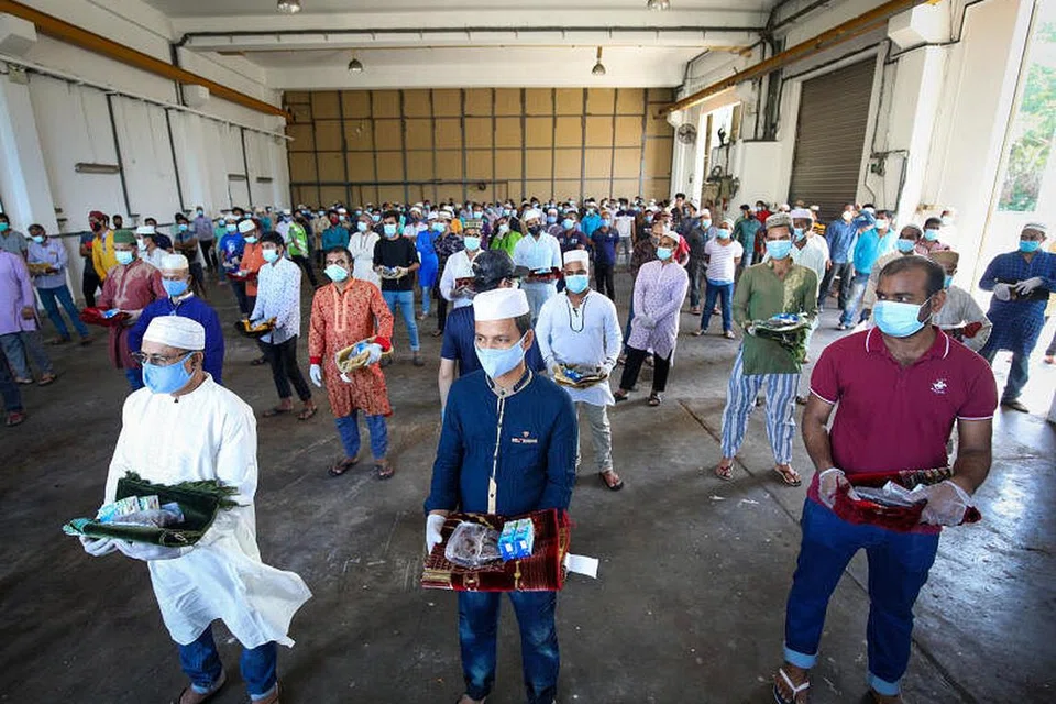 PEK RAMADAN: Pekerja asing beragama Islam yang menetap di faktori yang ditukar menjadi dormitori, Pusat Perindustrian Chinsim, menerima pek Ramadan seperti sejadah, kurma dan susu awal pagi tadi. 