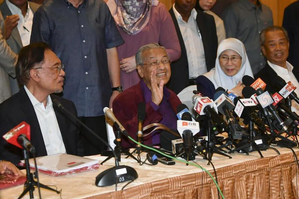 Dalam gambar yang diambil pada 21 Februari, (dari kiri) Datuk Seri Anwar Ibrahim, Dr Mahathir Mohamad, Dr Wan Azizah, dan Tan Sri Muhyiddin Yassin semasa sidang beri Mesyuarat Majlis Presiden Pakatan Harapan. 