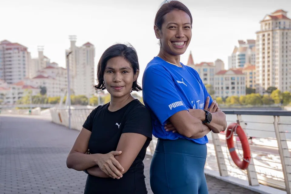 MINAT BERLARI: Pendayung Singapura, Saiyidah Aisyah Mohamed Rafa’ee (kanan), yang kini jurulatih larian, bersama salah seorang pelatih di bawah bimbingannya, Sharifah Norashikin Syed, akan menyertai Maraton Standard Chartered Singapura, yang berlangsung pada 1 hingga 3 Disember.
