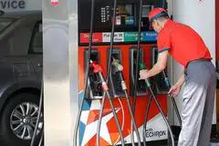 BELUM TURUN: Harga pam minyak di Singapura belum mencerminkan kadar minyak mentah yang telah turun. - Foto fail