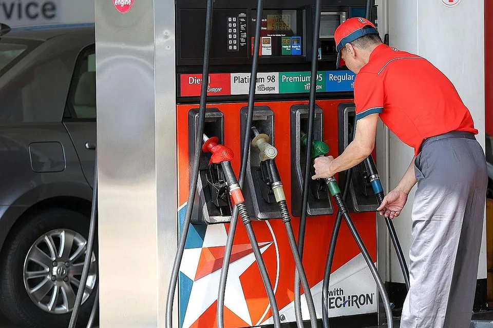 BELUM TURUN: Harga pam minyak di Singapura belum mencerminkan kadar minyak mentah yang telah turun. - Foto fail