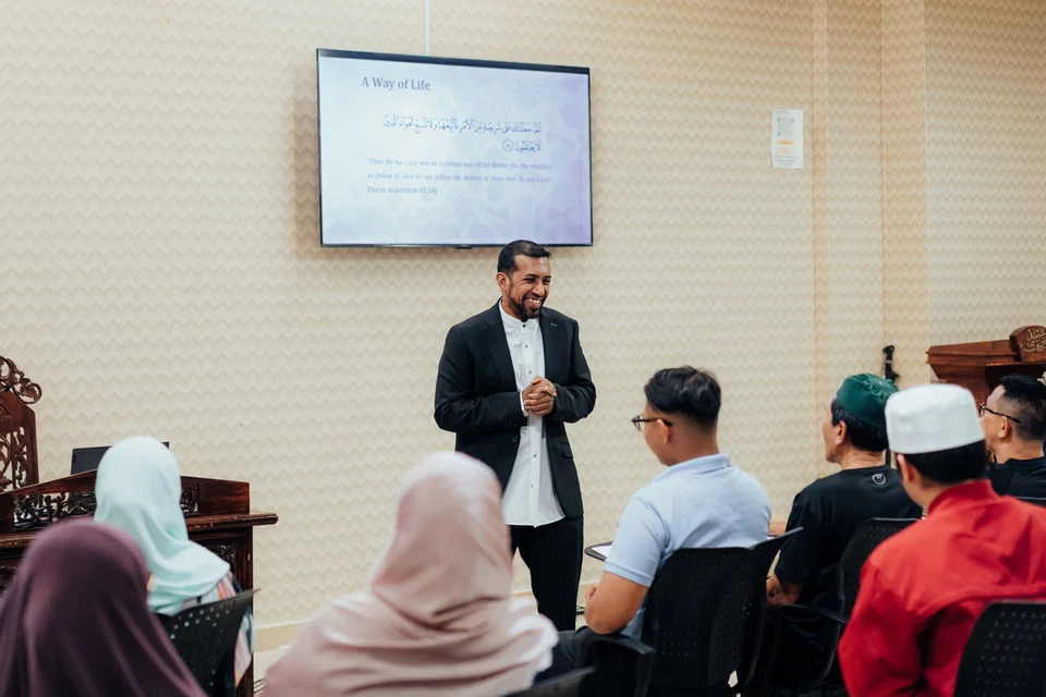 Program Adil menawarkan pelbagai kelas agama yang sesuai dengan tahap dan minat peserta, termasuk kelas percuma pada Ramadan.