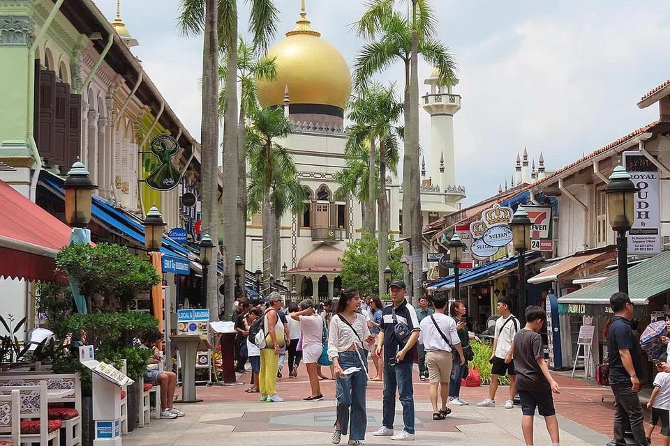 PERNIAGAAN MEROSOT: Beberapa peniaga makanan dan minuman (F&B), termasuk restoran di kawasan Kampong Glam, berkongsi bersama Berita Harian bahawa perniagaan mereka terjejas, dengan bilangan pelanggan dari luar negara juga berkurangan. Foto BH oleh ZULAIQAH ABDUL RAHIM