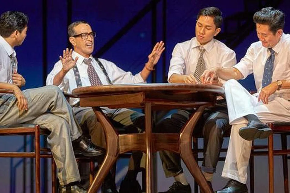 BABAK MUZIKAL: Gambar ini menunjukkan babak tatkala Encik Lee Kuan Yew lakonan Adrian Pang (paling kanan) cuba berbincang tentang pencatuman Singapura dengan Malaysia bersama Perdana Menteri pertama Malaysia lakonan Radhi Khalid (kedua dari kiri). 